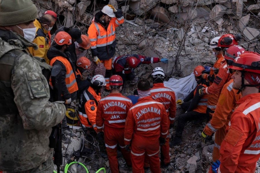 Equipos de rescate trabajan sin pausa en Turquía